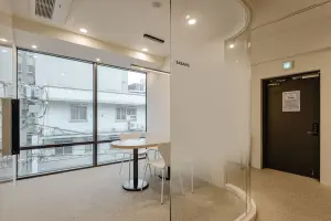 곡선 유리벽 오픈형 라운지 인테리어